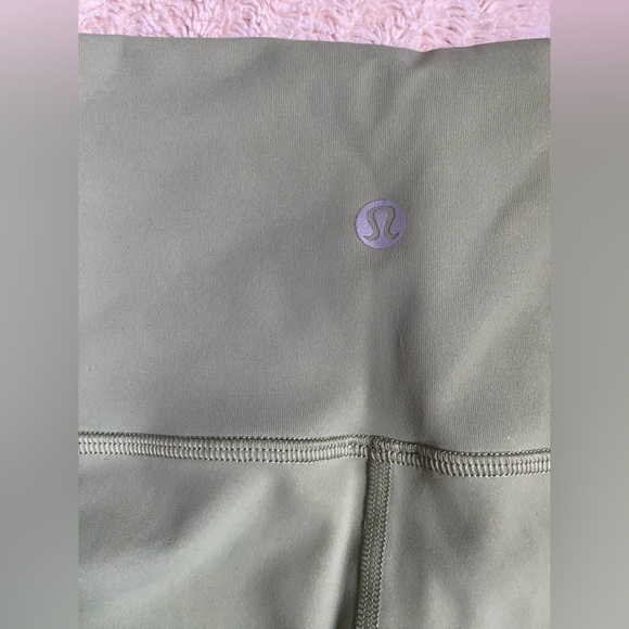 LULULEMON green pants NWOT. - Picture 6 of 7